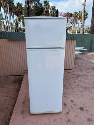 Nevera blanca con congelador no va bien