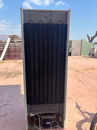 Nevera blanca con congelador no va bien