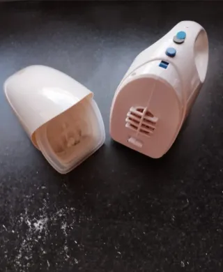 Aspiradora de mano blanca con accesorios