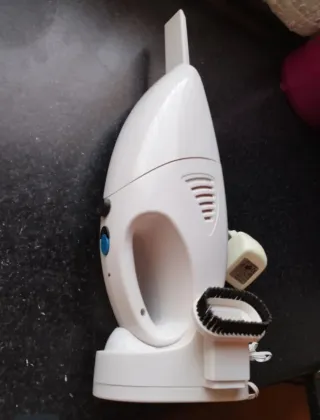 Aspiradora de mano blanca con accesorios