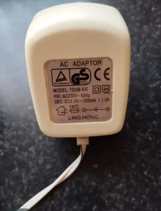 Aspiradora de mano blanca con accesorios