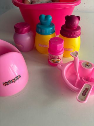Muñeco bebé con accesorios de baño y comida