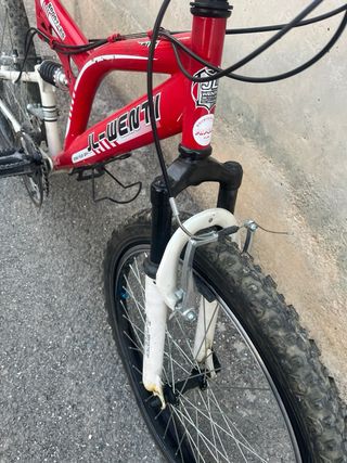 Bicicleta infantil roja