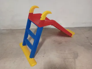 Tobogán infantil rojo y azul