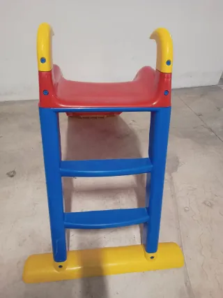 Tobogán infantil rojo y azul