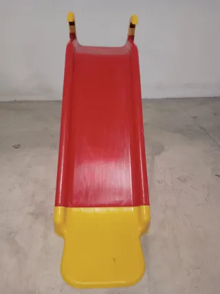 Tobogán infantil rojo y azul