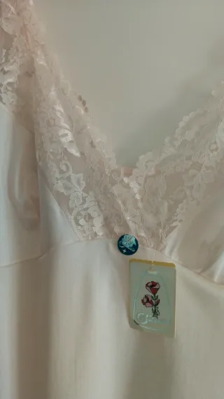 Camisón de seda con encaje