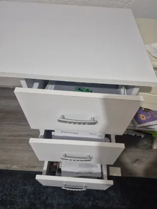 Escritorio blanco con cajones y estanterías