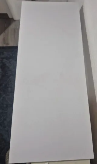 Escritorio blanco con cajones y estanterías