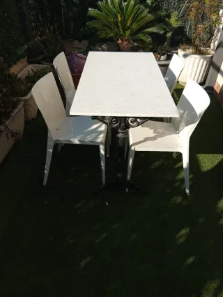 Mesa de forja con tablero de piedra