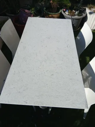 Mesa de forja con tablero de piedra