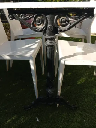 Mesa de forja con tablero de piedra