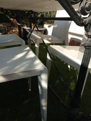 Mesa de forja con tablero de piedra