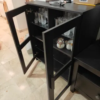 Armario negro con puertas de cristal