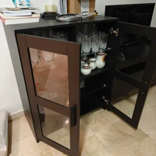 Armario negro con puertas de cristal