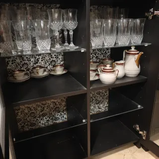 Armario negro con puertas de cristal