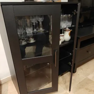 Armario negro con puertas de cristal