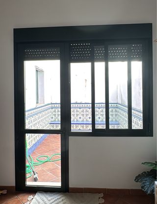 Ventana aluminio con persiana Medidas: 1’30x0’97