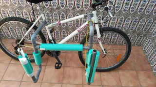 Bicicleta Rockrider  con racks para tablas de surf