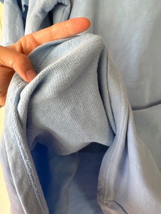 Sudadera azul con volantes y dibujo