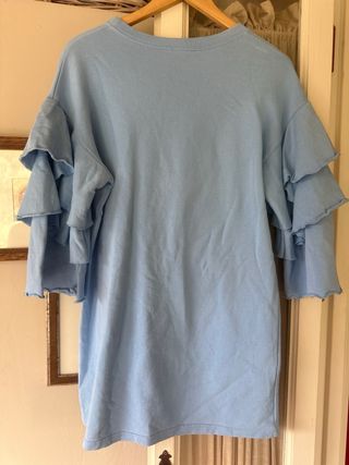 Sudadera azul con volantes y dibujo