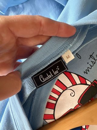 Sudadera azul con volantes y dibujo