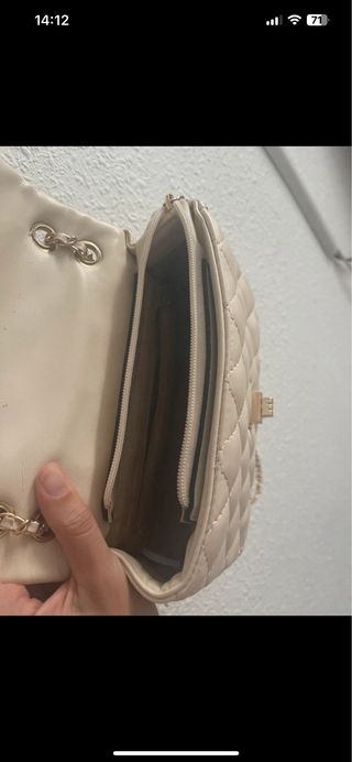 Bolso beige acolchado con cadena