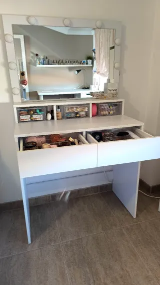 Tocador blanco con espejo y luces