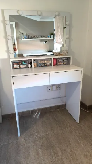 Tocador blanco con espejo y luces