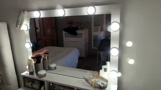 Tocador blanco con espejo y luces