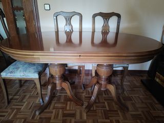 Mesa de comedor ovalada de madera