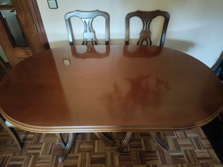 Mesa de comedor ovalada de madera