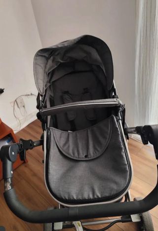 Carrito de bebé gris