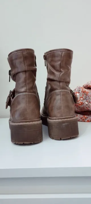 Botas de mujer marrones con hebilla