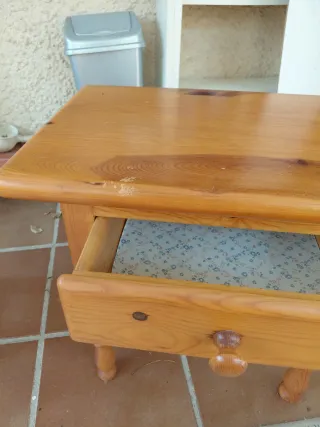 Mesita de noche de madera