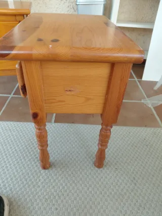 Mesita de noche de madera