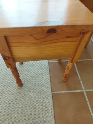 Mesita de noche de madera