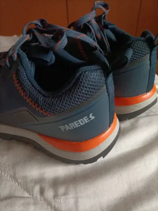 Deportivas Paredes Azul y Naranja