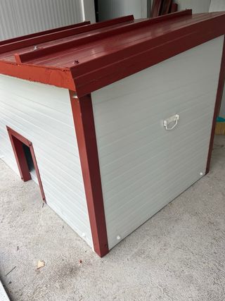 Caseta de perro de madera