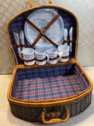 Cesta de picnic vintage de mimbre