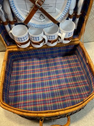 Cesta de picnic vintage de mimbre