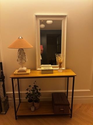 Cómoda de madera y metal