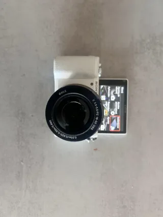 Cámara digital Sony Alpha 5100 en color blanco