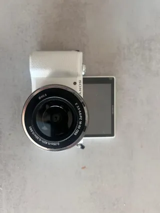 Cámara digital Sony Alpha 5100 en color blanco