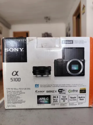 Cámara digital Sony Alpha 5100 en color blanco
