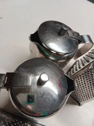 Set cucina: 2 grattugie e 2 caraffe.