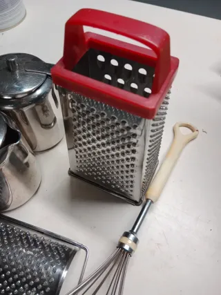 Set cucina: 2 grattugie e 2 caraffe.