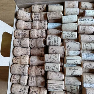 Assortimento di tappi di sughero per vino e cava