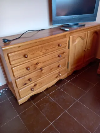Mueble Comedor Madera Maciza incluye sofá.