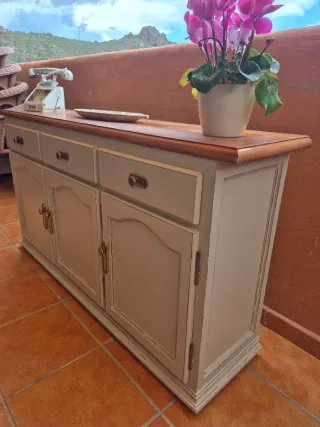 Aparador de madera renovado